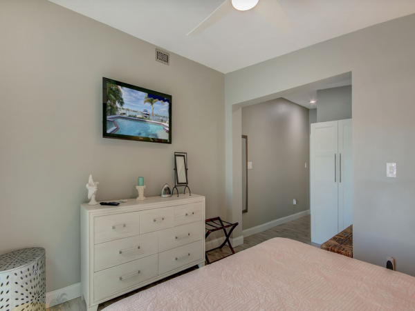 Waterfront Indian rocks Beach rental half mile to beach
