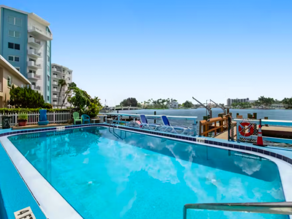 Fantastic Condo with outdoor pool and beach access