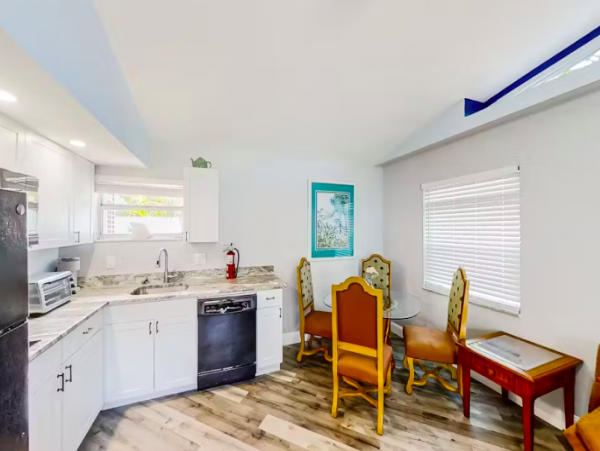 Fantastic Condo with outdoor pool and beach access