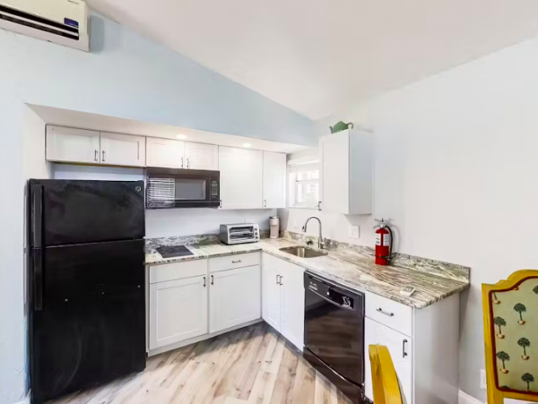 Fantastic Condo with outdoor pool and beach access