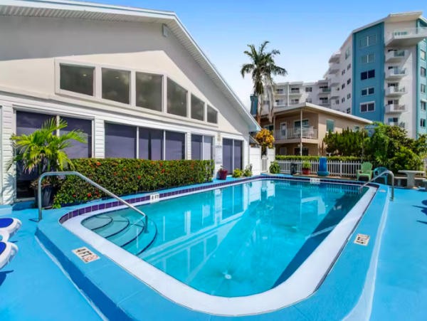 Fantastic Condo with outdoor pool and beach access