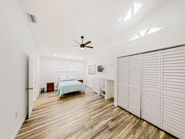 Bayfront Vacation Home with 3 Bedrooms in Treasure Island