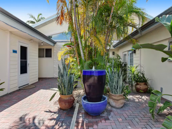 Bayfront Vacation Home with 3 Bedrooms in Treasure Island