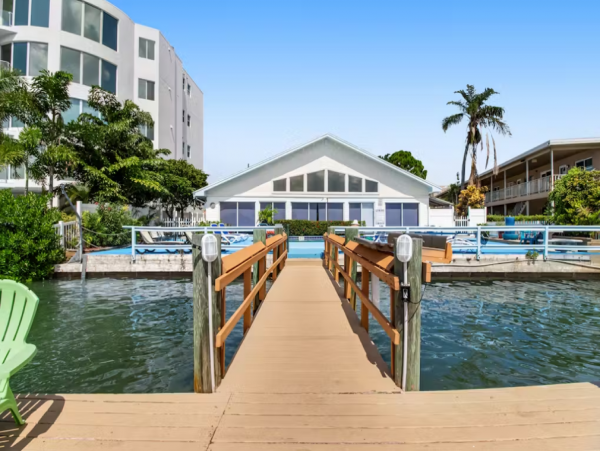 Bayfront Vacation Home with 3 Bedrooms in Treasure Island