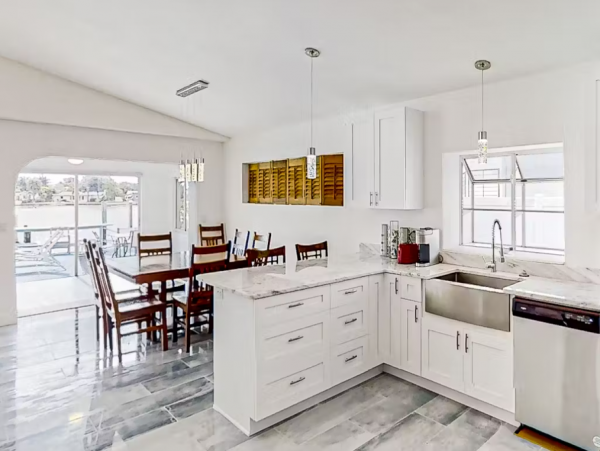 Bayfront Vacation Home with 3 Bedrooms in Treasure Island