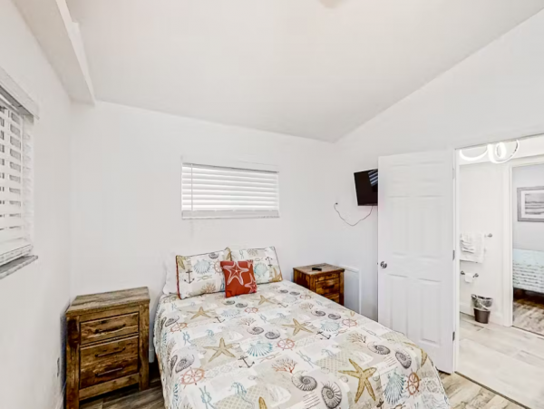 Bayfront Vacation Home with 3 Bedrooms in Treasure Island