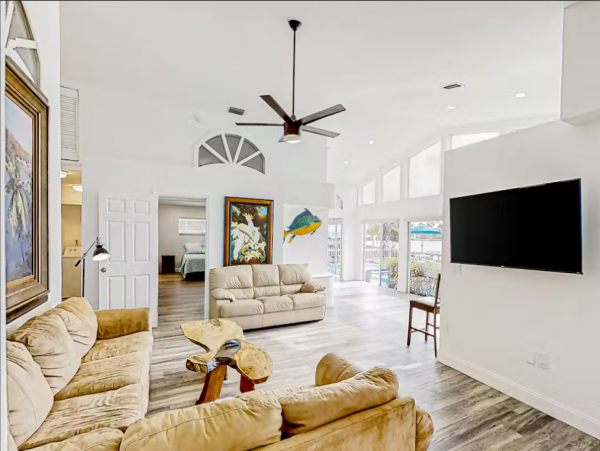 Bayfront Vacation Home with 3 Bedrooms in Treasure Island