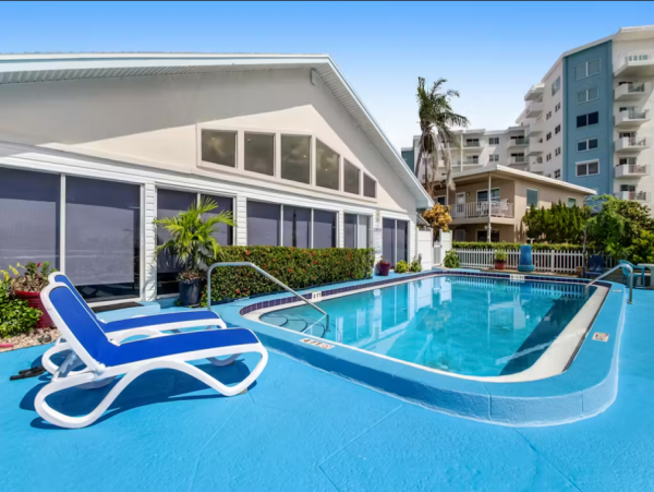 Bayfront Vacation Home with 3 Bedrooms in Treasure Island