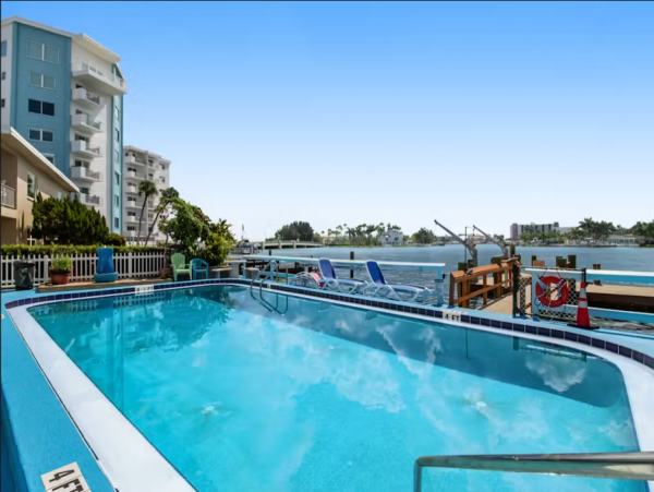 Bayfront Vacation Home with 3 Bedrooms in Treasure Island
