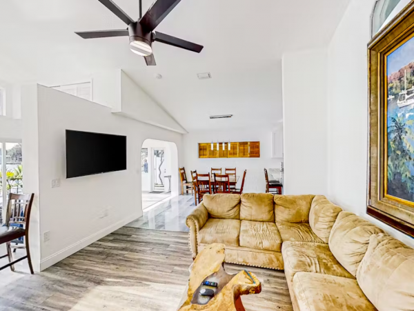 Bayfront Vacation Home with 3 Bedrooms in Treasure Island