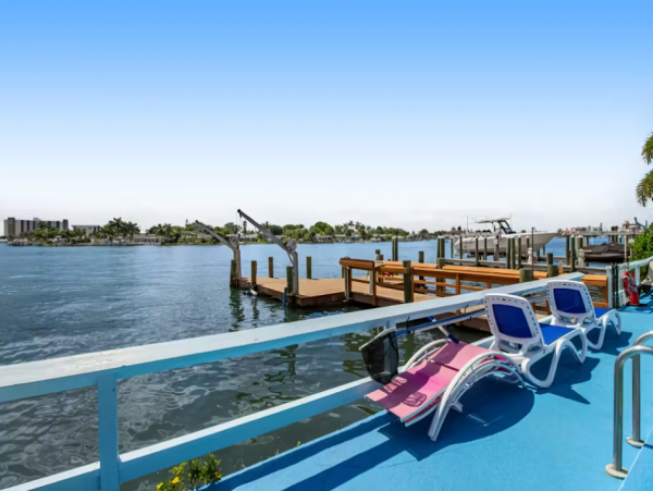 Bayfront Vacation Home with 3 Bedrooms in Treasure Island