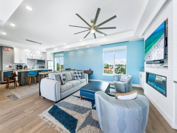 Stroll To Beach Access Luxury Penthouse