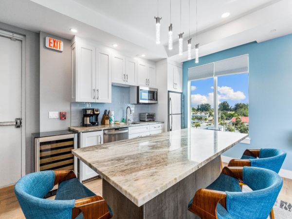 Stroll To Beach Access Luxury Penthouse