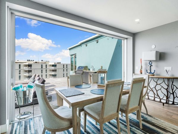 Stroll To Beach Access Luxury Penthouse