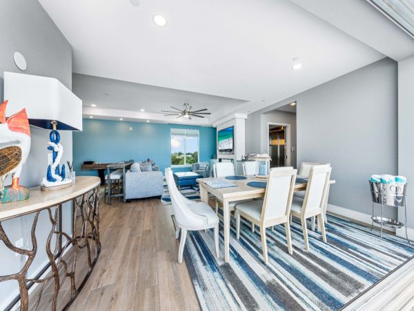 Stroll To Beach Access Luxury Penthouse