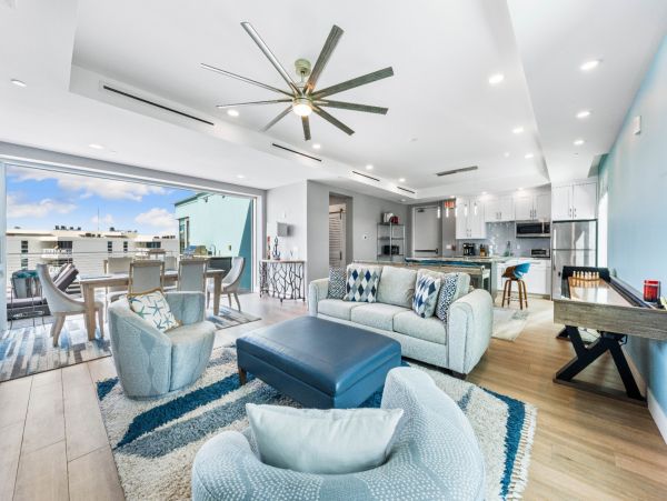 Stroll To Beach Access Luxury Penthouse