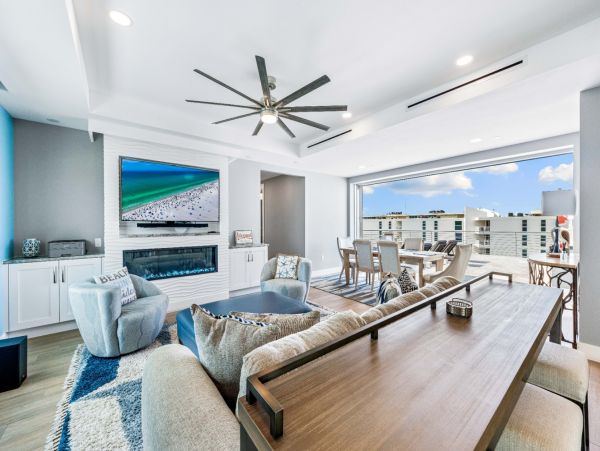 Stroll To Beach Access Luxury Penthouse