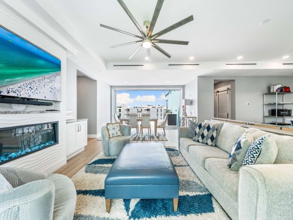 Stroll To Beach Access Luxury Penthouse