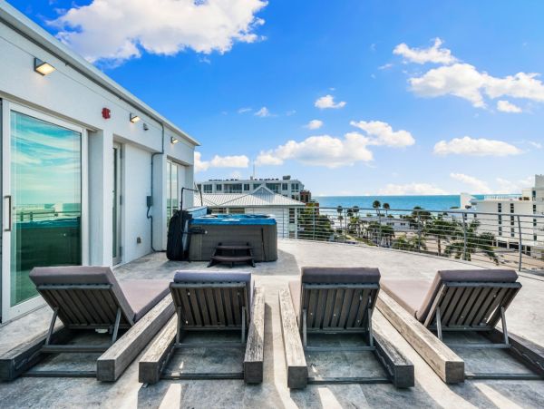 Stroll To Beach Access Luxury Penthouse