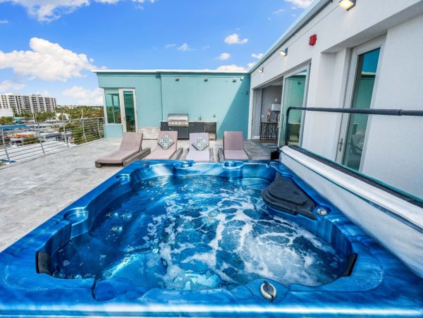 Stroll To Beach Access Luxury Penthouse