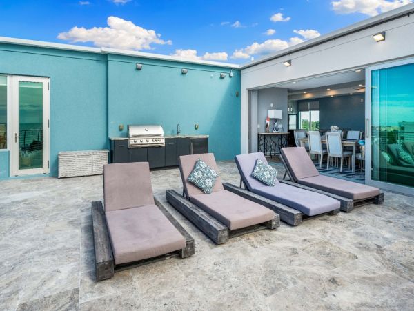 Stroll To Beach Access Luxury Penthouse