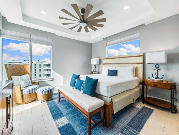 Stroll To Beach Access Luxury Penthouse