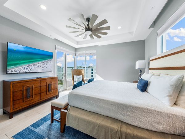 Stroll To Beach Access Luxury Penthouse