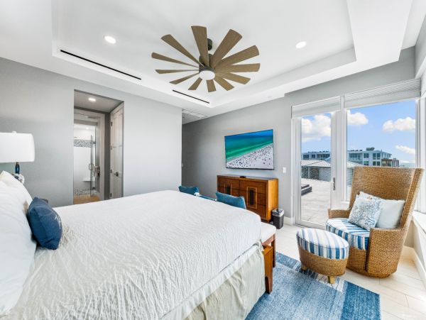 Stroll To Beach Access Luxury Penthouse