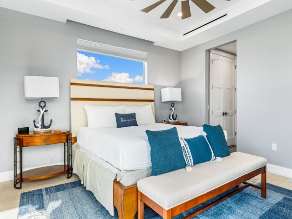 Stroll To Beach Access Luxury Penthouse