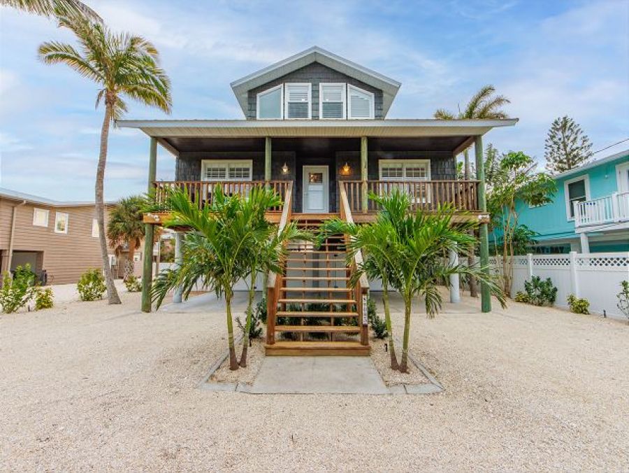Four Bedroom Canalfront Vacation Rental in Anna Maria Island