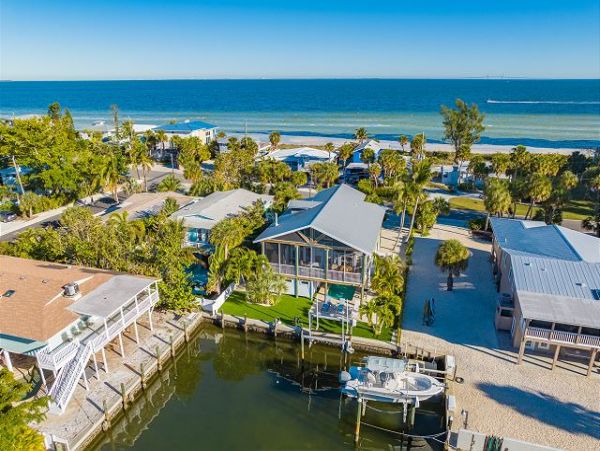Four Bedroom Canalfront Vacation Rental in Anna Maria Island