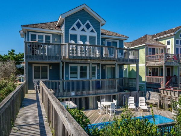 Beachfront Seven Bedroom Vacation Home in Hte Outer Banks