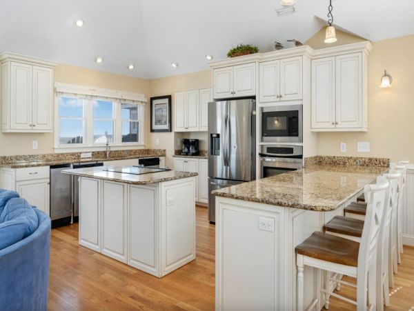 Beachfront Seven Bedroom Vacation Home in Hte Outer Banks