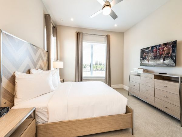 Luxurious 8-Bedroom Vacation Home in Orlando - Private Pool & Resort Amenities