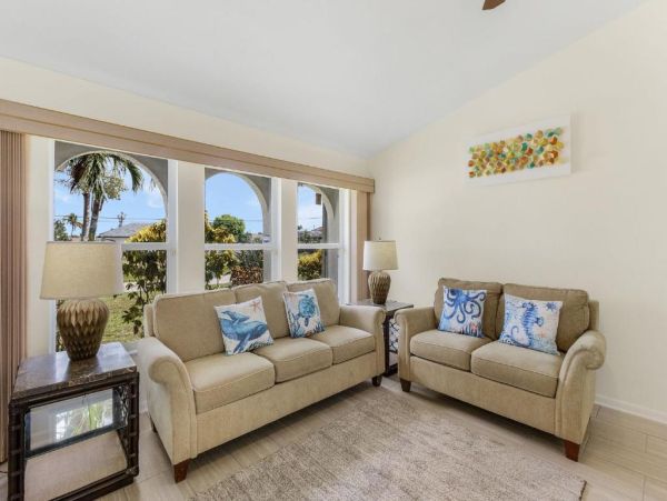 Experience Luxury Villas in Cape Coral