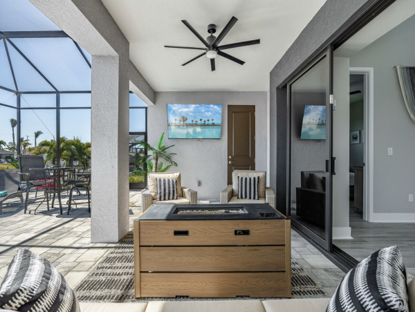 Canal Front 3 Bedroom + Kids Room Home with Pool-Spa & Boat Dock in Cape Coral