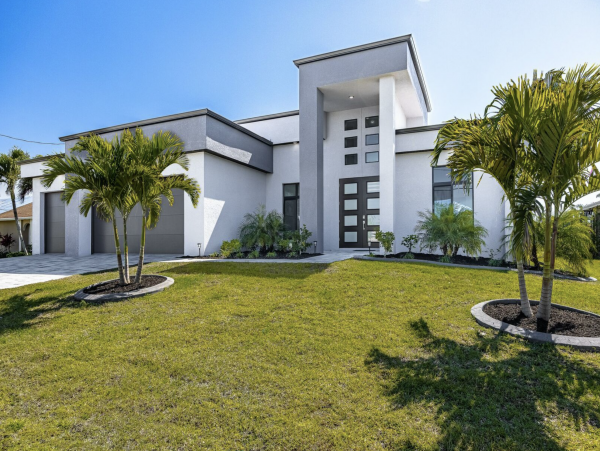 Canal Front 3 Bedroom + Kids Room Home with Pool-Spa & Boat Dock in Cape Coral