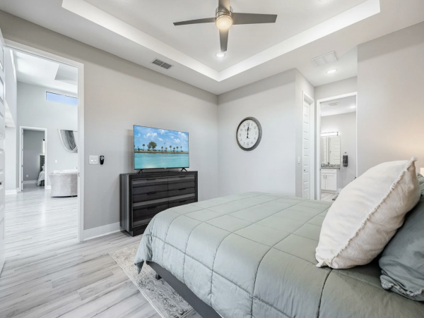 Canal Front 3 Bedroom + Kids Room Home with Pool-Spa & Boat Dock in Cape Coral