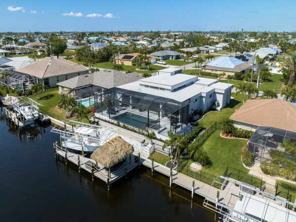 Canal Front 3 Bedroom + Kids Room Home with Pool-Spa & Boat Dock in Cape Coral