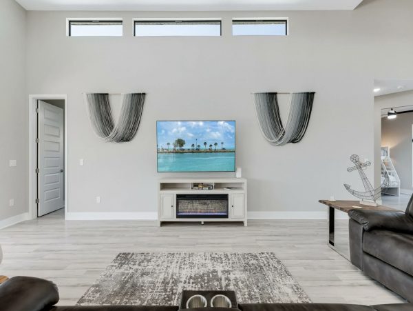 Canal Front 3 Bedroom + Kids Room Home with Pool-Spa & Boat Dock in Cape Coral