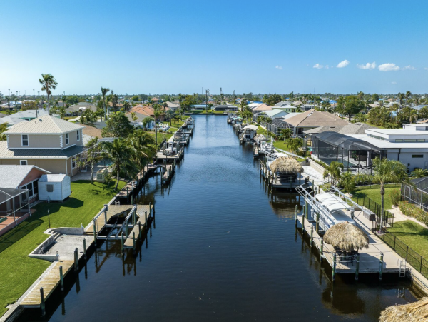 Canal Front 3 Bedroom + Kids Room Home with Pool-Spa & Boat Dock in Cape Coral
