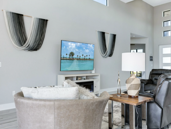 Canal Front 3 Bedroom + Kids Room Home with Pool-Spa & Boat Dock in Cape Coral