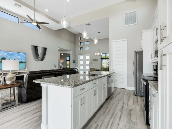 Canal Front 3 Bedroom + Kids Room Home with Pool-Spa & Boat Dock in Cape Coral