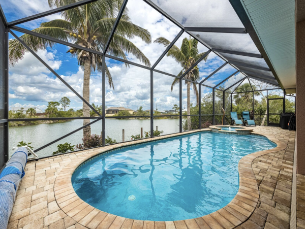 Stunning Cape Coral Lovely Waterside Vacation Home