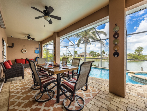 Stunning Cape Coral Lovely Waterside Vacation Home