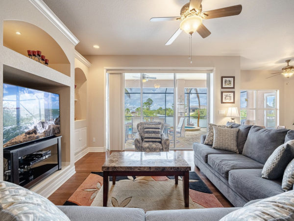 Stunning Cape Coral Lovely Waterside Vacation Home