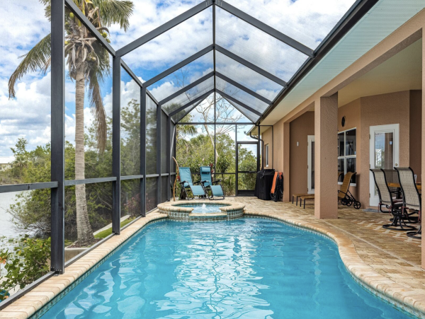 Stunning Cape Coral Lovely Waterside Vacation Home