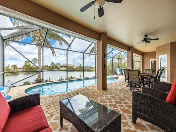 Stunning Cape Coral Lovely Waterside Vacation Home