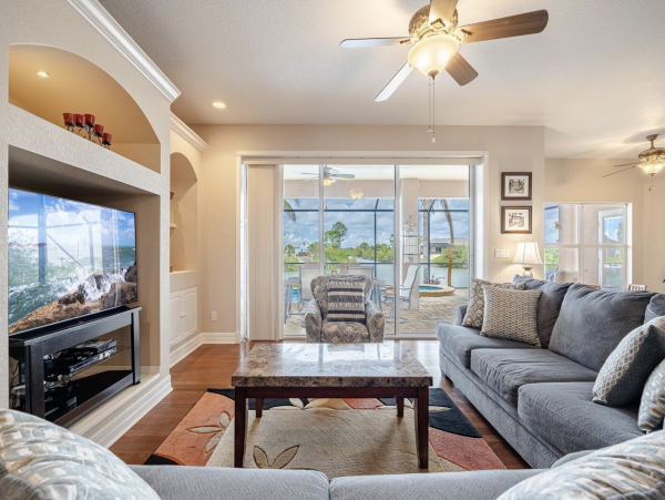 Stunning Cape Coral Lovely Waterside Vacation Home