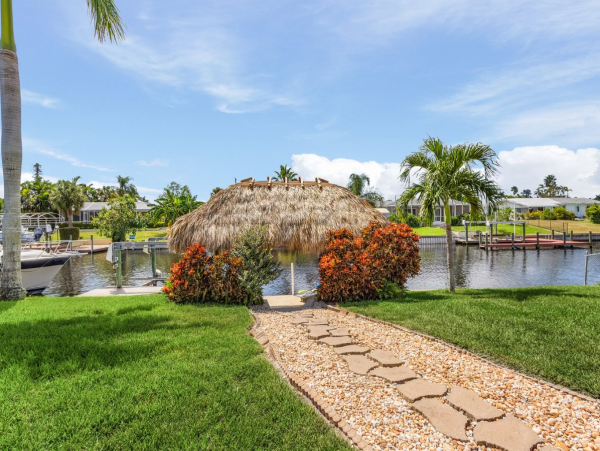 Cape Coral Lovely Vacation Home with Dock